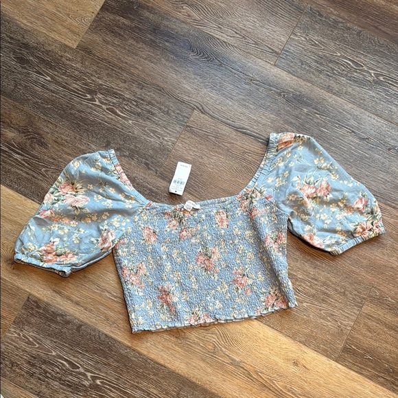 American Eagle Outfitters Tops - Chic Floral Puff Sleeve Top